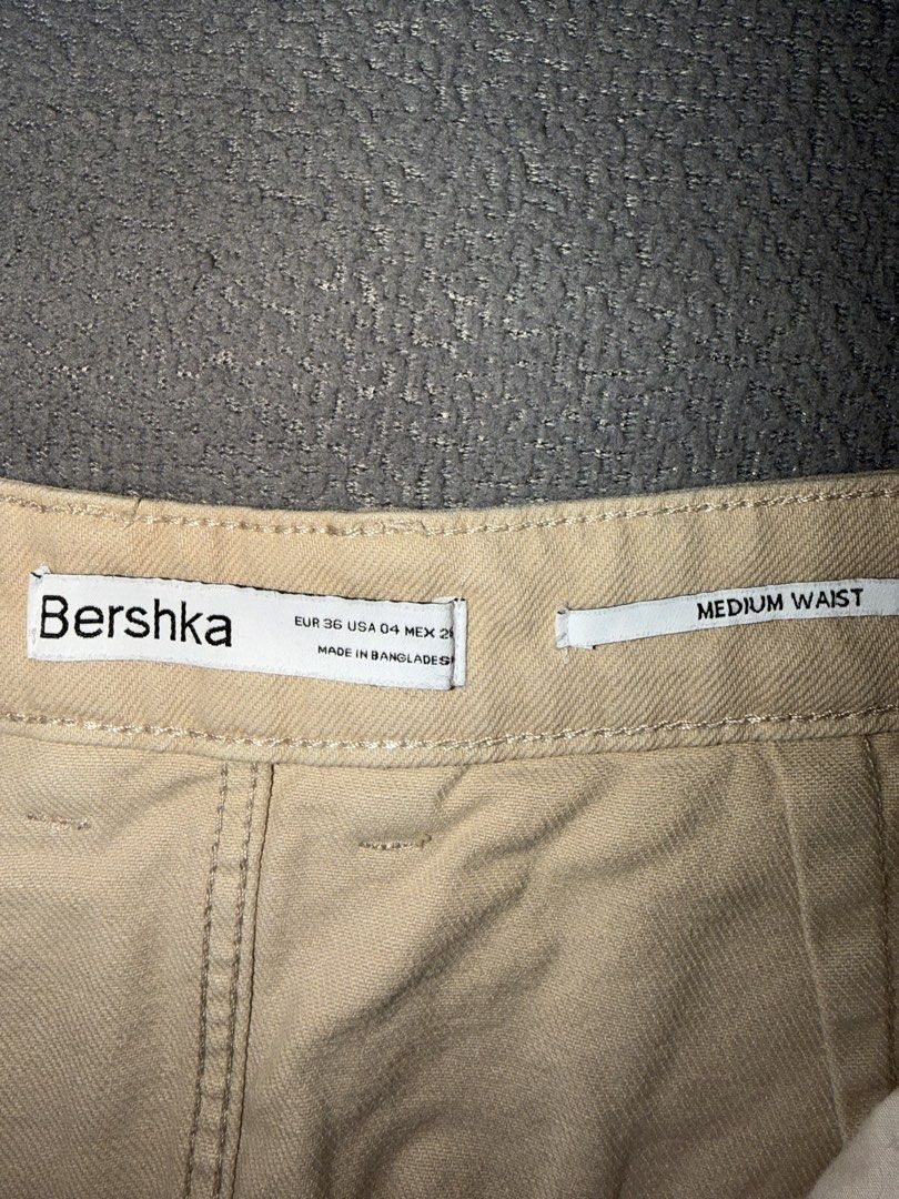 Bershka Beige Skirt (Category: Skirts) located in Quezon City. Submitted by spicycalimaki (Listing ID 1459765895, Image 3). Description: - size 26 - last price posted 🏷️ zara h&m mango uniqlo monki cotton on urban revivo bershka pull & bear love bonito editors market shein tiktok.