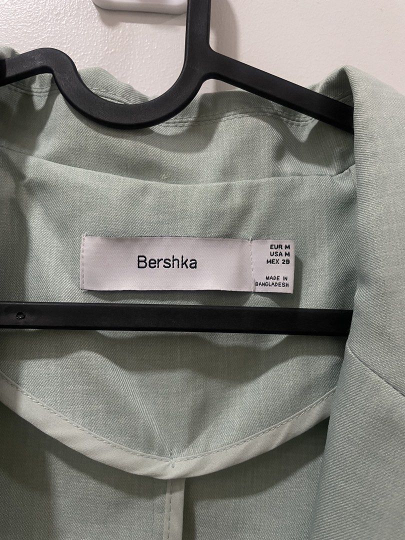 Bershka Light Green Oversized Blazer (Category: Coats, Jackets and Outerwear) located in Binan City. Submitted by dearlouise (Listing ID 1459774538, Image 2). Description: - Light green blazer from Bershka - Oversized fit for a relaxed look - Cuffed sleeves detail - Non-functional front pockets - Ideal for layering over tops or dresses.