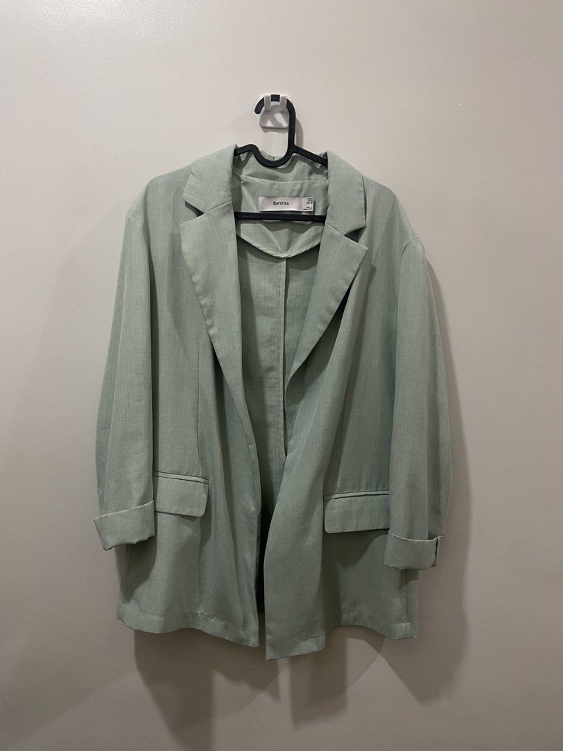 Bershka Light Green Oversized Blazer (Category: Coats, Jackets and Outerwear) located in Binan City. Submitted by dearlouise (Listing ID 1459774538, Image 1). Description: - Light green blazer from Bershka - Oversized fit for a relaxed look - Cuffed sleeves detail - Non-functional front pockets - Ideal for layering over tops or dresses.