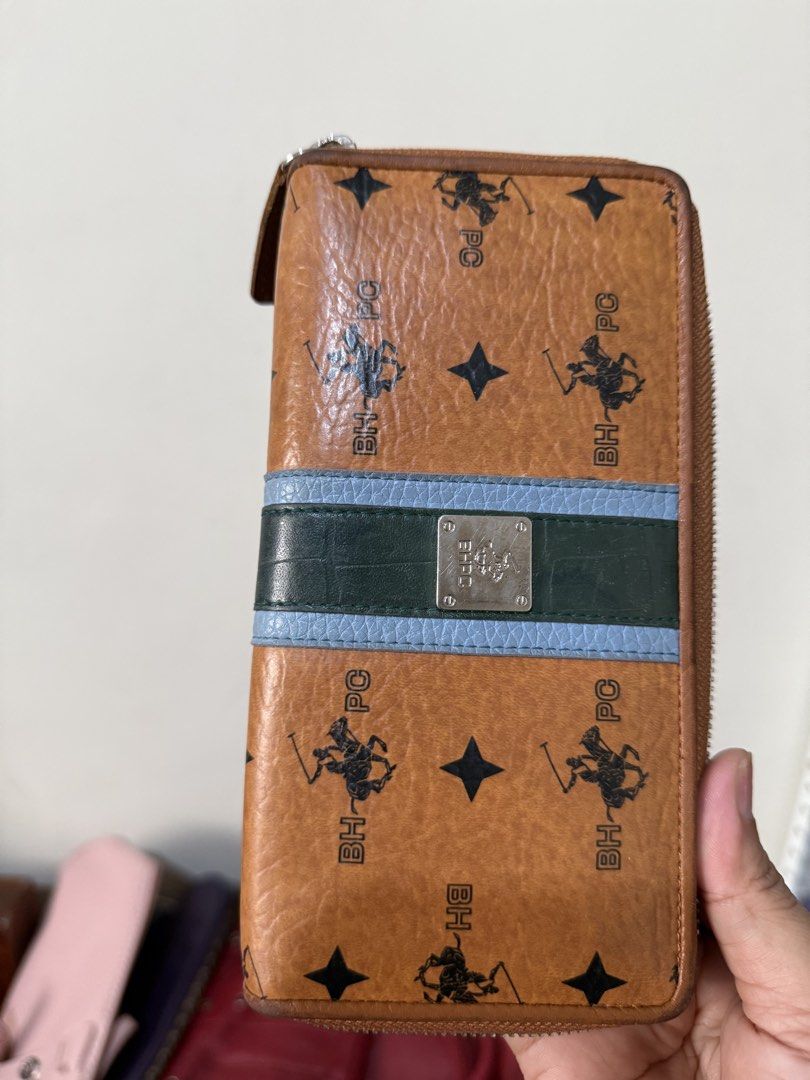Beverly Hills Poloclub Leather Wallet (Category: Wallets & Card holders) located in Surigao. Submitted by surplusbox (Listing ID 1459887901, Image 2). Description: Normal sign of wear or normal slight darkening sa edges makikita po sa photos paki tingnan po maigi pero maganda siya actual. Leather po si wallet parang mcm quality.