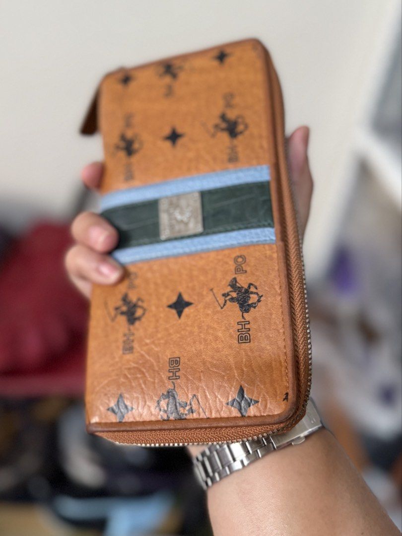 Beverly Hills Poloclub Leather Wallet (Category: Wallets & Card holders) located in Surigao. Submitted by surplusbox (Listing ID 1459887901, Image 1). Description: Normal sign of wear or normal slight darkening sa edges makikita po sa photos paki tingnan po maigi pero maganda siya actual. Leather po si wallet parang mcm quality.