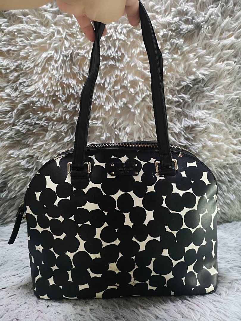 Black & White Splodge Dot Print Dome Shoulder Bag (Category: Shoulder Bags) located in Santa Cruz. Submitted by jmy_surplus.2 (Listing ID 1459720102, Image 2). Description: Size ; L - 10 W - 14 Color ; Black , White Type ; Shoulder bag Brand ; No brand Material ; Leather Style ; Black & White Shoulder bag LR 165 JMY 4 Batch #220 AVAILABLE.