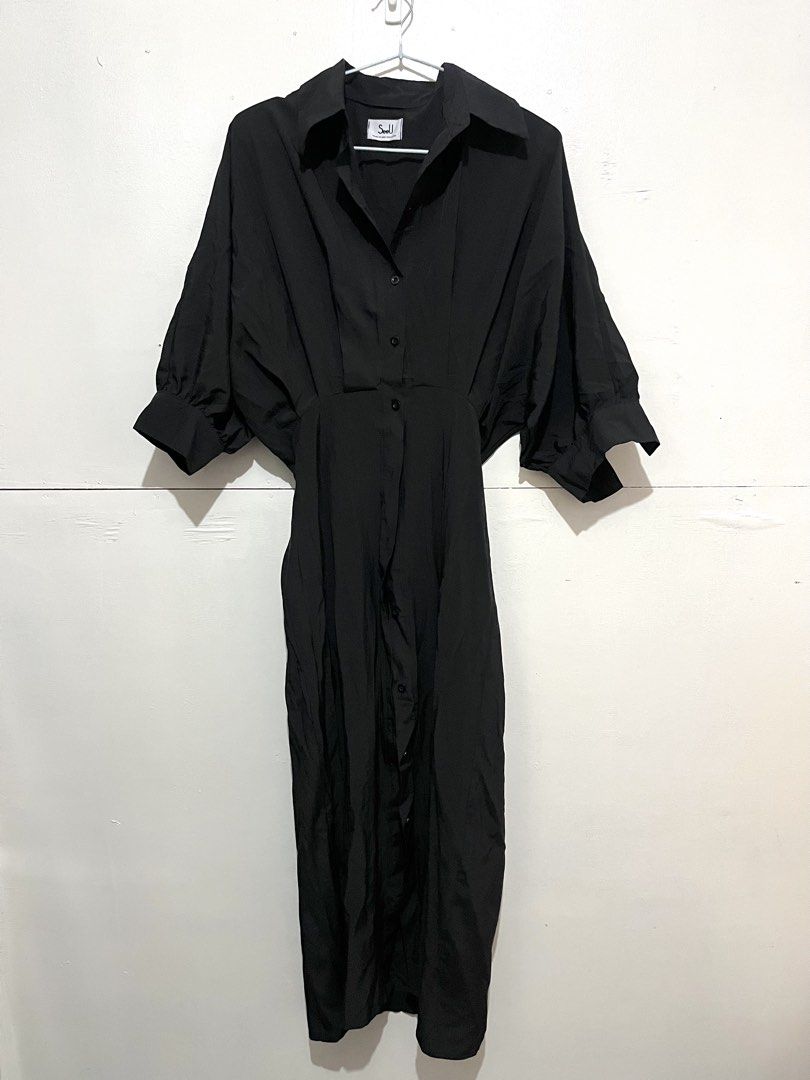 black collared midi dress (Category: Dresses) located in Bulacan. Submitted by wear.elocin (Listing ID 1459792409, Image 1). Description: no size on tag can fit medium-XL.