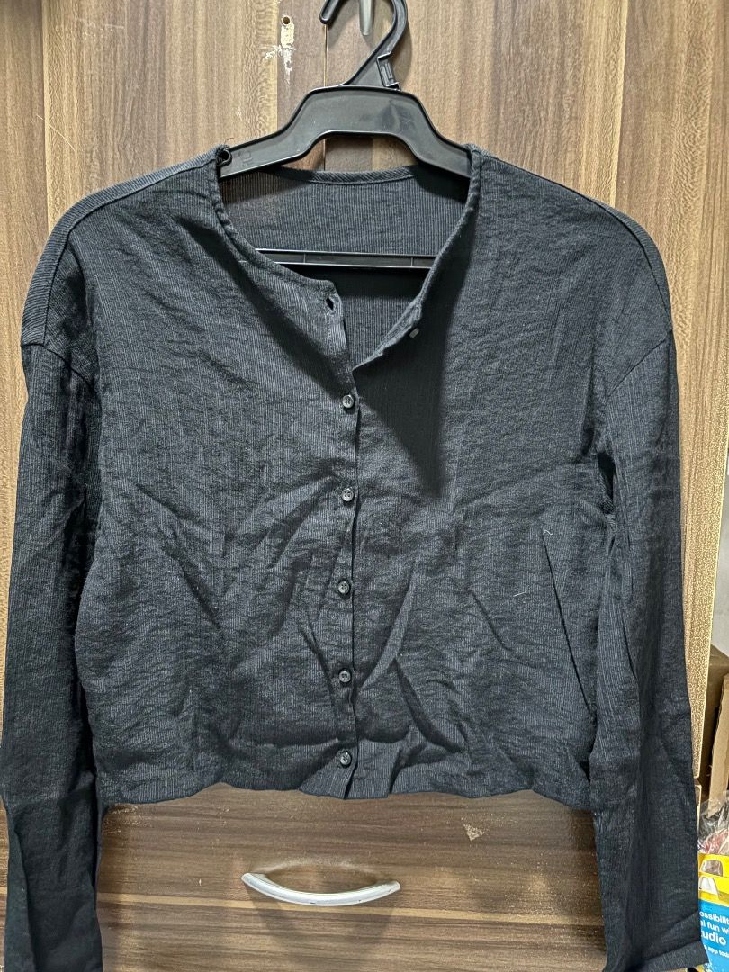 Black Crop Top (Category: Blouses) located in Cavite. Submitted by aceepreeloved (Listing ID 1459779545, Image 1). Description: Size: Medium best fit Pit to pit (Width): 17.5 in Waist: 16 in Length: 18 in Arm seam: 16 in Shoulder: 18 in (Note: Please know and check your measurements. I cannot, most of the time, provide “when worn” because of my job. Please bear with me.) RFS: Decluttering Mode of Payment (MOP): GCash or Maribank Mode of Delivery 