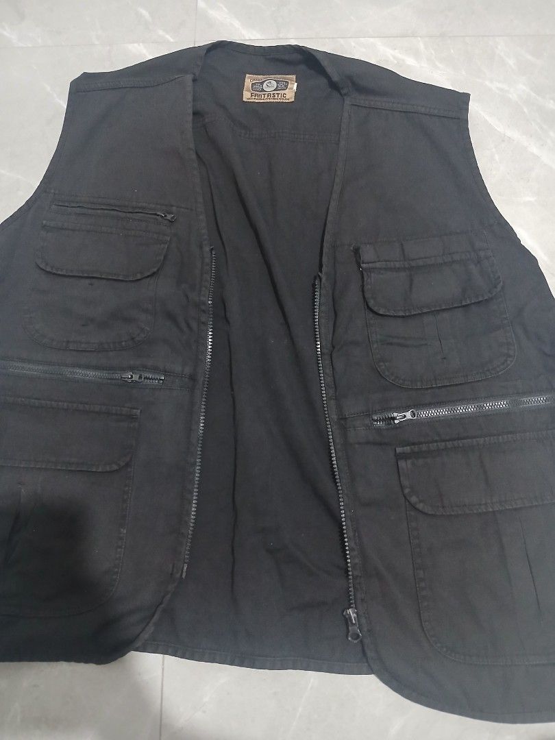 Black Fantastic Utility Vest (Category: Vests) located in Manila. Submitted by z4ri._ (Listing ID 1459769473, Image 1). Description: -feel free to make an offer - Black utility vest - Multiple pockets with zip and buttoned flap closures - Ideal for outdoor activities or casual wear - Comfortable and practical design.