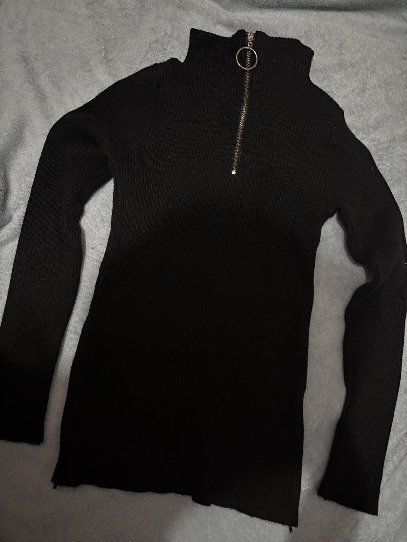 black fitted longsleeve (Category: Longsleeves) located in Manila. Submitted by jojimiller_10 (Listing ID 1459733397, Image 1). Description: black fitted longsleeve (s-m).