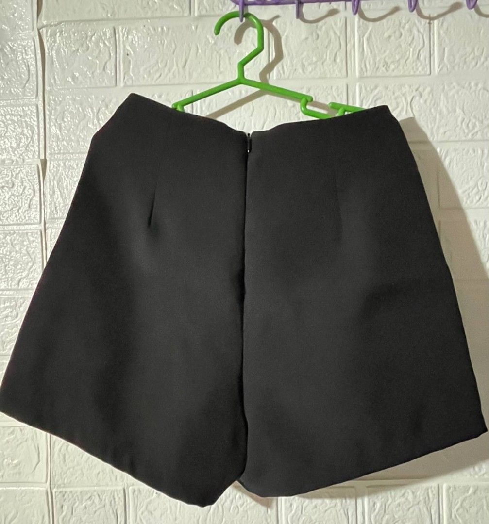 Black High-Waisted Shorts with Zip - Size M (Category: Shorts) located in Caloocan City. Submitted by twicefan2012579 (Listing ID 1459735250, Image 3). Description: - Black high-waisted shorts - Size M (tag) - Zip closure at the back - Waist: Approximately 25 inches - Length: Approximately 13.5-14 inches - Non stretch -medyo makapal po fabric nya -bought it sa shein po. pre-loved item. rfs: decluttering, size is too small for me now. still in goo