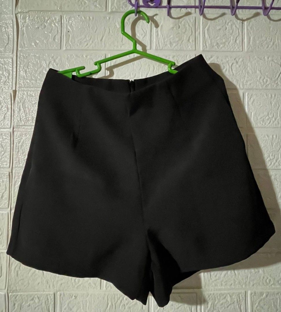 Black High-Waisted Shorts with Zip - Size M (Category: Shorts) located in Caloocan City. Submitted by twicefan2012579 (Listing ID 1459735250, Image 2). Description: - Black high-waisted shorts - Size M (tag) - Zip closure at the back - Waist: Approximately 25 inches - Length: Approximately 13.5-14 inches - Non stretch -medyo makapal po fabric nya -bought it sa shein po. pre-loved item. rfs: decluttering, size is too small for me now. still in goo