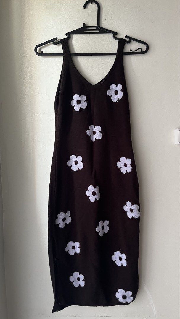 Black Knit Dress with White Flower Pattern (Category: Dresses) located in Quezon City. Submitted by deargenna (Listing ID 1459819623, Image 1). Description: Style: Y2K / Casual Chic / Streetwear Description: Form-fitting black knit midi dress covered in a cute white daisy print. Soft, stretchy fabric with a clean V-neck cut. Details: * 📏 Sizing: Fits Small (S) best (~48–52 kg / 105–115 lbs) * 💳 MOP: GCash / Bank Transfer * 🛵 MOD: Same-day deli