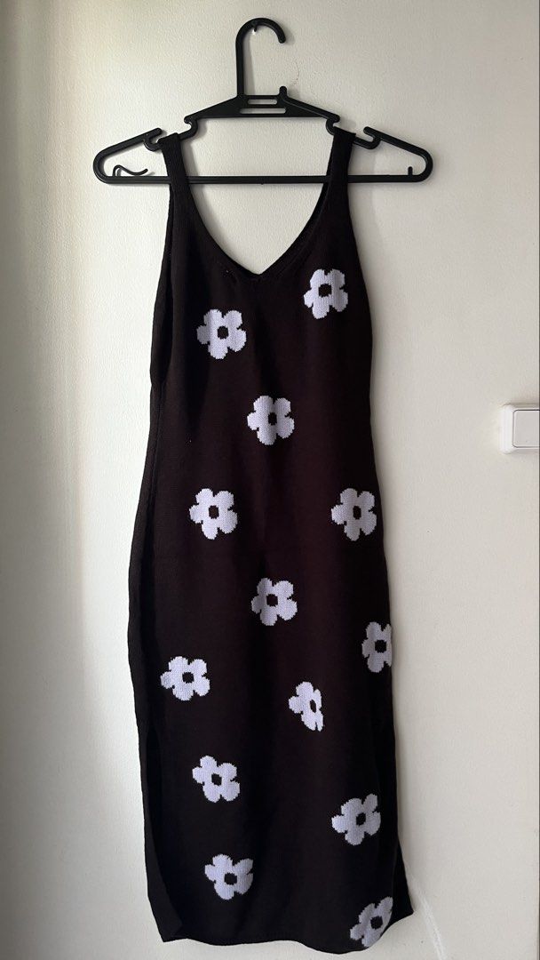 Black Knit Dress with White Flower Pattern (Category: Dresses) located in Quezon City. Submitted by deargenna (Listing ID 1459819623, Image 2). Description: Style: Y2K / Casual Chic / Streetwear Description: Form-fitting black knit midi dress covered in a cute white daisy print. Soft, stretchy fabric with a clean V-neck cut. Details: * 📏 Sizing: Fits Small (S) best (~48–52 kg / 105–115 lbs) * 💳 MOP: GCash / Bank Transfer * 🛵 MOD: Same-day deli