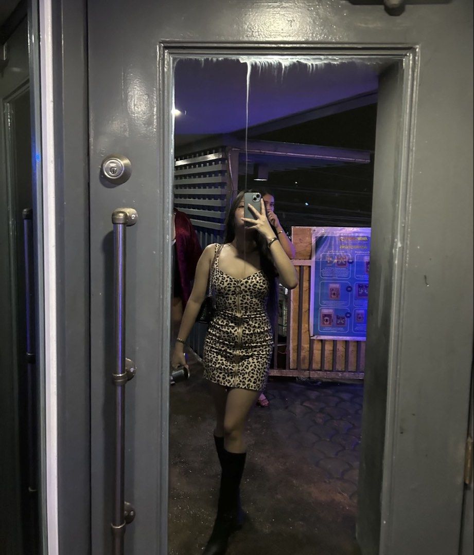 Black Leather Knee High Boots (Category: Boots) located in San Fernando. Submitted by preeeeettyizh (Listing ID 1459790007, Image 3). Description: - Black knee-high boots - Pointed toe - Small heel - Bought in Hongkong - Side zipper closure - Leather material - Perfect for various occasions.