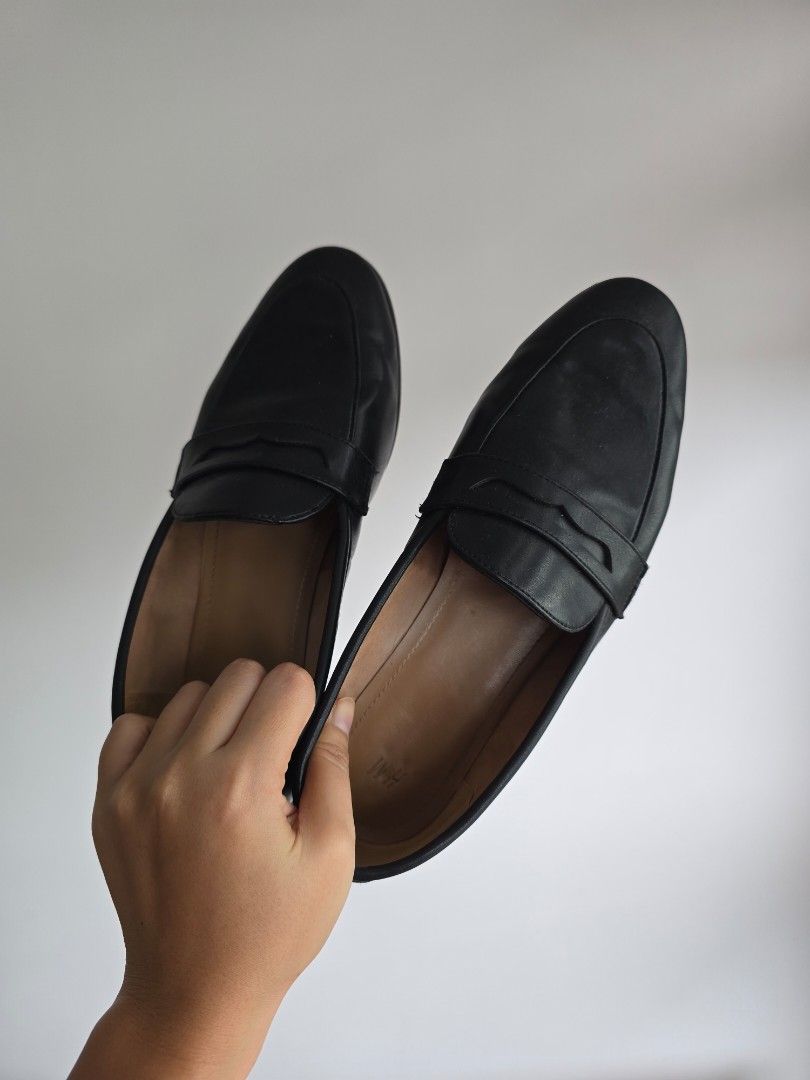 Black Leather Loafers (Category: Loafers) located in Paranaque City. Submitted by incognitopawikan (Listing ID 1459730209, Image 2). Description: - Classic black leather loafers - Easy slip-on style - Comfortable for everyday wear - Versatile: dress up or down - Perfect for work or casual outings - Timeless wardrobe essential.