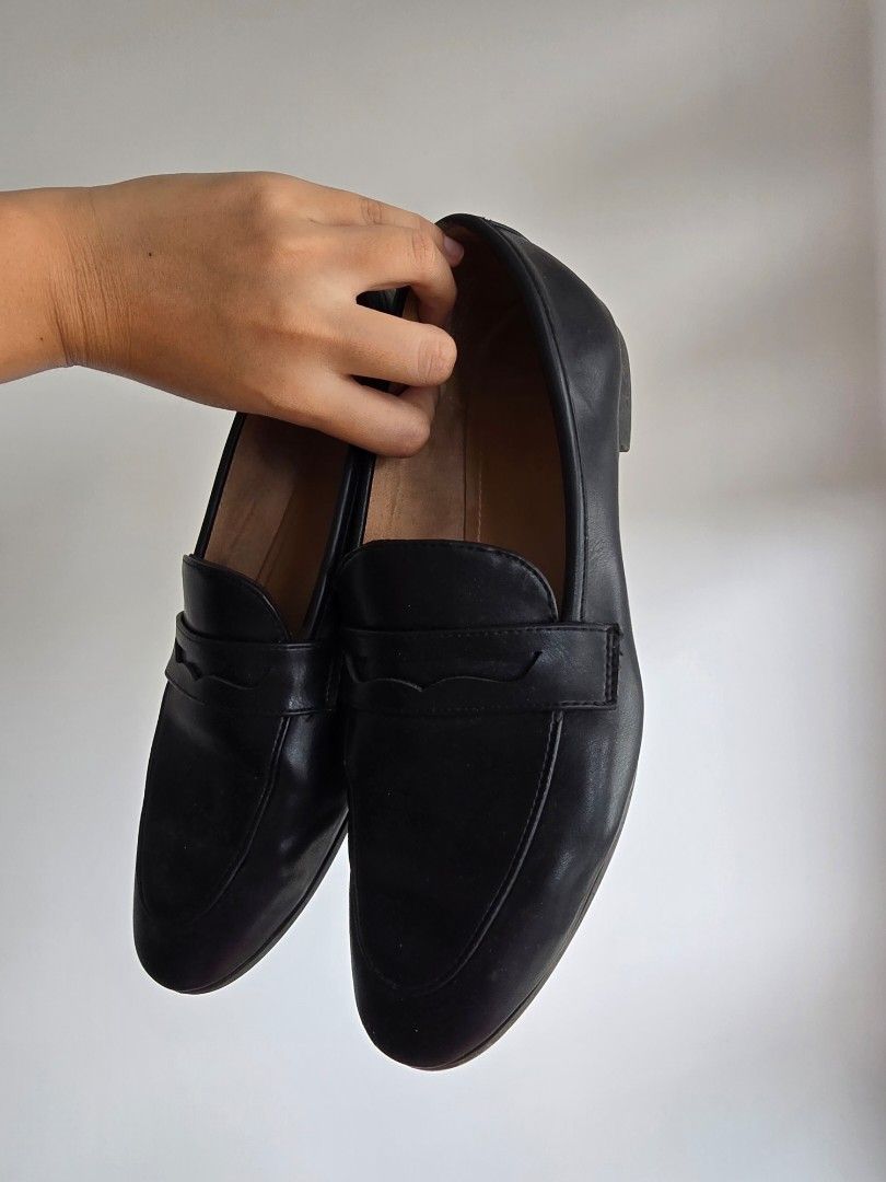 Black Leather Loafers (Category: Loafers) located in Paranaque City. Submitted by incognitopawikan (Listing ID 1459730209, Image 3). Description: - Classic black leather loafers - Easy slip-on style - Comfortable for everyday wear - Versatile: dress up or down - Perfect for work or casual outings - Timeless wardrobe essential.