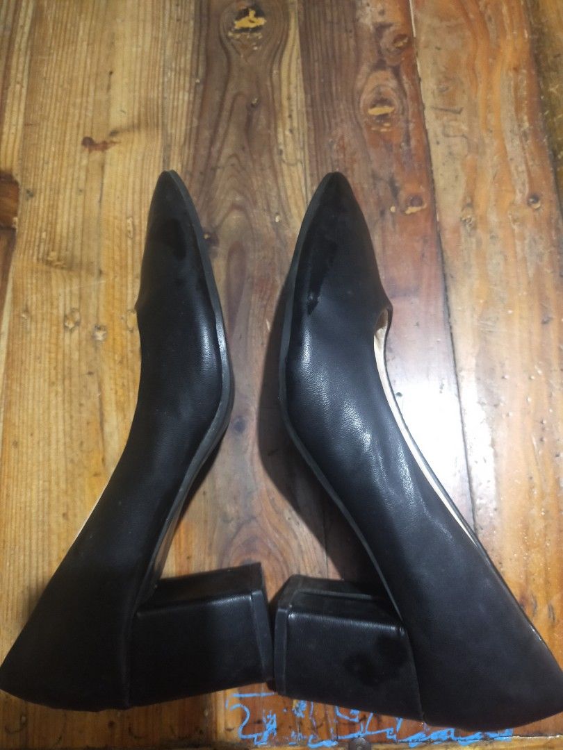 Black Pointed Toe Block Heels (Category: Heels) located in Makati City. Submitted by twishaaaa (Listing ID 1459742050, Image 2). Description: Perfect for office, school, or formal events! Very comfortable lakarin. ​Price: ₱99 ONLY ​Color: Black ​Style: Pointed toe / Chunky block heels ​Size: 38 (25cm).