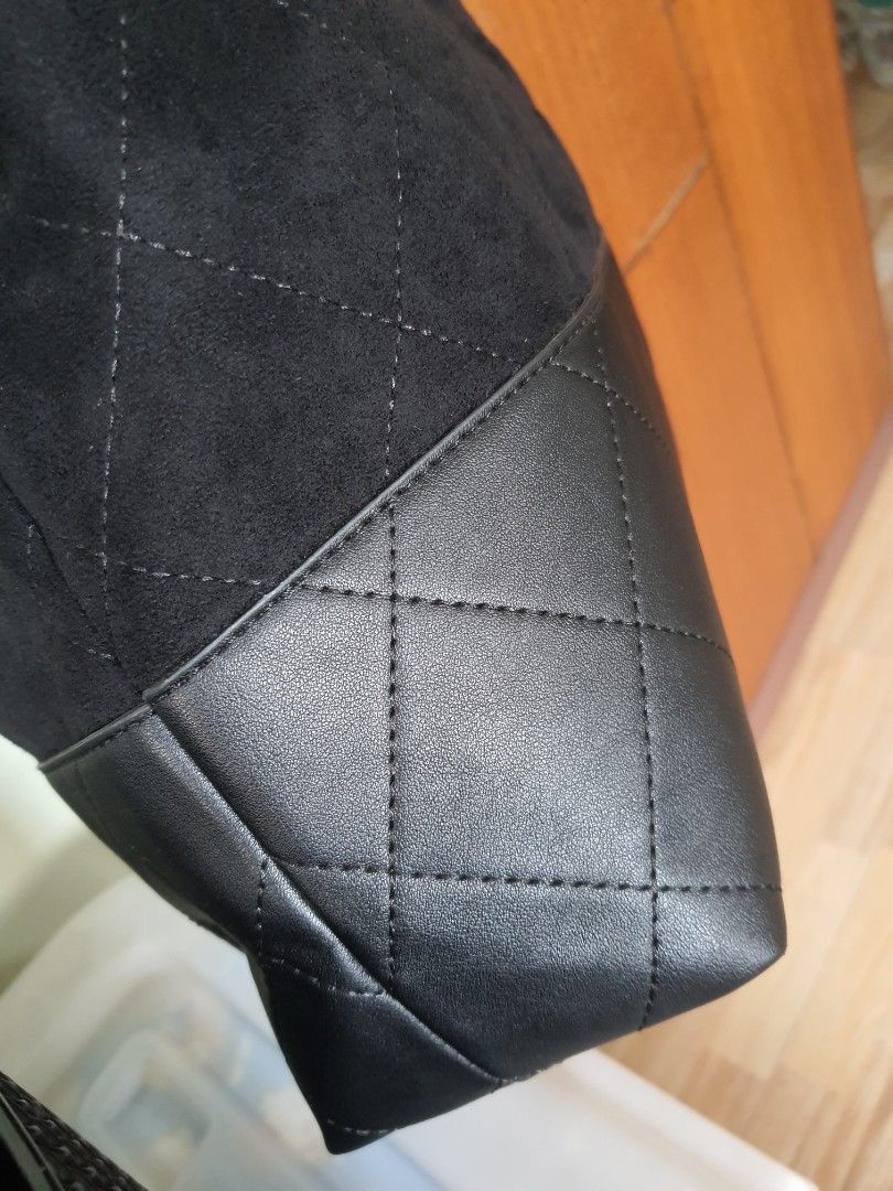 Black Quilted Suede and Leather Chain Shoulder Bag (Category: Shoulder Bags) located in Quezon City. Submitted by pinksgate31 (Listing ID 1459707435, Image 3). Description: - Black quilted suede shoulder bag - Elegant leather trim - Stylish gold chain strap and hardware - Spacious interior for essentials - Versatile for everyday or evening wear Dimes: 12x13x5 inches (wxhxbase) once lang nagamit,spacious ang loob. Location: QC.