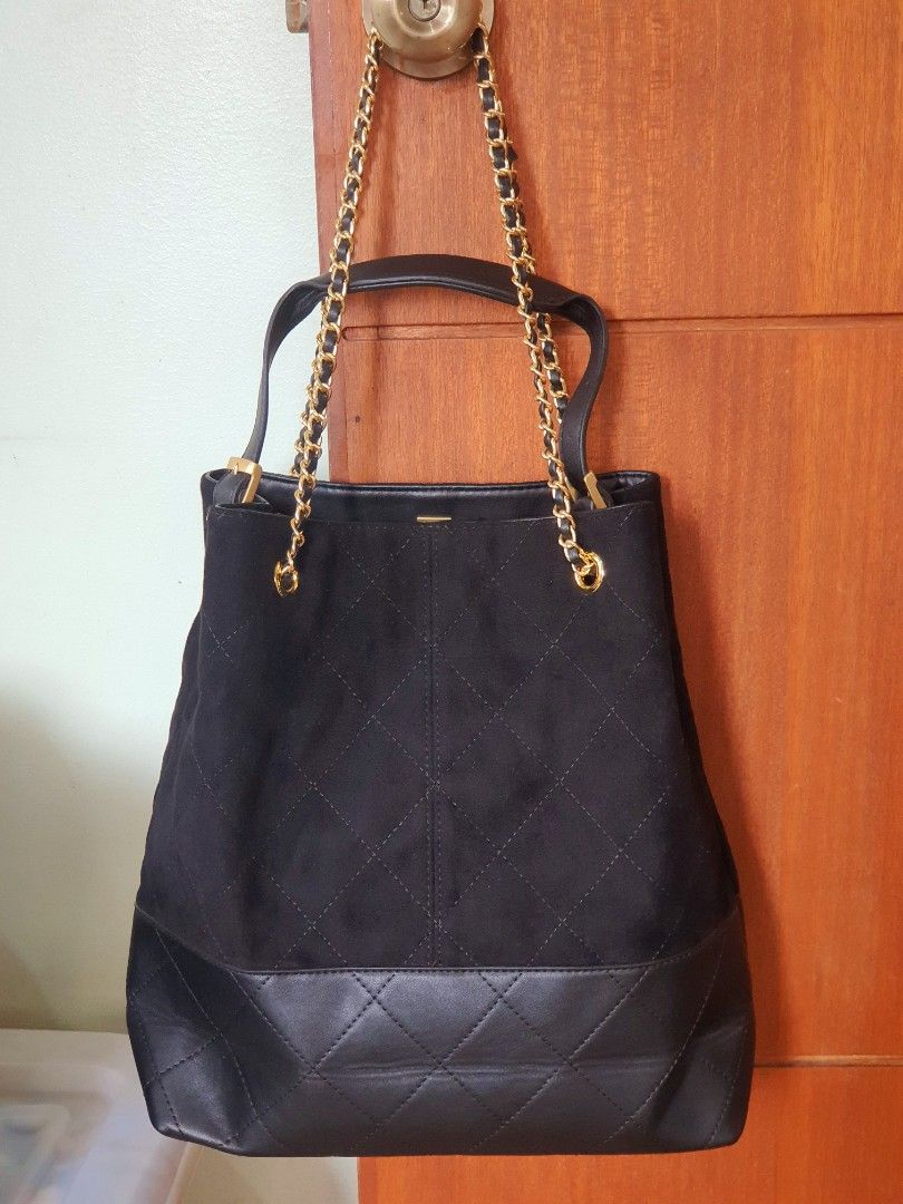 Black Quilted Suede and Leather Chain Shoulder Bag (Category: Shoulder Bags) located in Quezon City. Submitted by pinksgate31 (Listing ID 1459707435, Image 2). Description: - Black quilted suede shoulder bag - Elegant leather trim - Stylish gold chain strap and hardware - Spacious interior for essentials - Versatile for everyday or evening wear Dimes: 12x13x5 inches (wxhxbase) once lang nagamit,spacious ang loob. Location: QC.