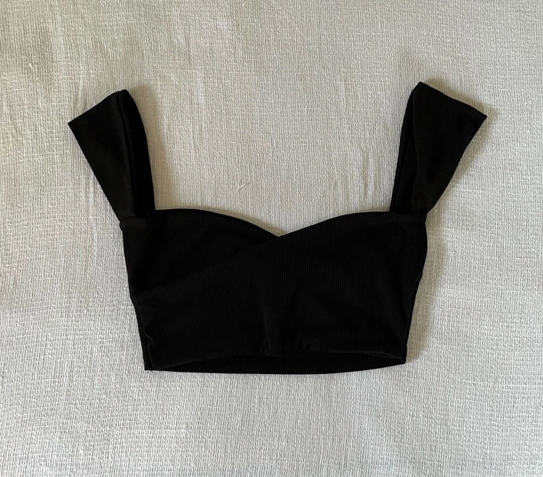 Black Rib-Knit Crop Top (Category: Sleeveless) located in Caloocan City. Submitted by fishfilei (Listing ID 1459782434, Image 1). Description: Details: • Sweetheart neckline • Ribbed texture • Form-fitting design • Versatile for various outfits • Pairs well with skirts and high-waisted pants • For reference: I have a 23-inch waist and 32-inch bust Mode of Payment (MOP): • GCash • BDO / BPI / Metrobank • Bank transfer via QR code Mode of Delivery 