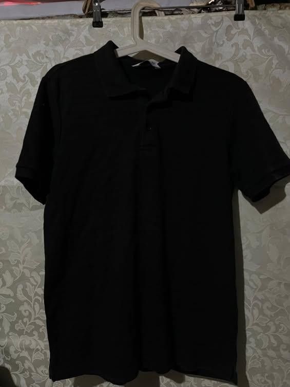 Black Short Sleeve Polo Shirt (Category: Tshirts & Polo Shirts ) located in Adams. Submitted by d4vid (Listing ID 1459818310, Image 1). Description: - Classic black polo shirt - Short sleeves - Features a collar and button placket - Simple and versatile design - Perfect for casual or smart-casual outfits - Easy to pair with any bottoms.