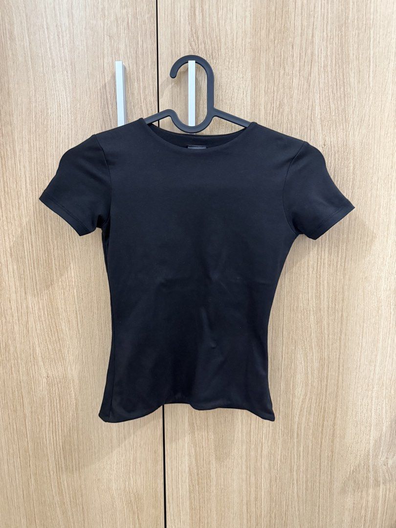 Black Short Sleeve T-Shirt (Category: Shirts) located in Quezon City. Submitted by _nnique (Listing ID 1459776405, Image 1). Description: - Classic black t-shirt - Short sleeves - Crew neck - Simple and versatile design - Ideal for layering or wearing solo - Snug, comfortable fit - Great for everyday wear.