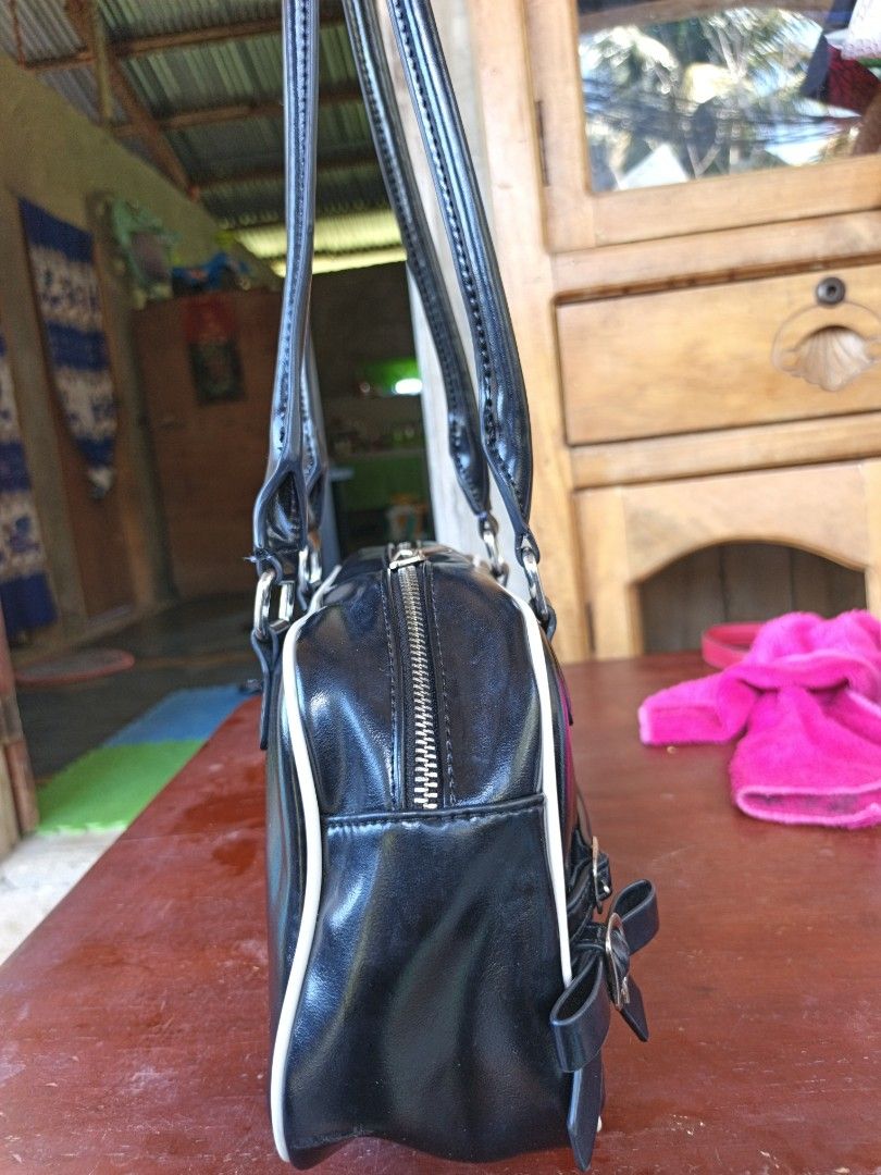 Black Shoulder bag (Category: Shoulder Bags) located in Manila. Submitted by ukay-ukaybylyn (Listing ID 1459709882, Image 3). Description: good condition💯 medium size kasya folded payong.