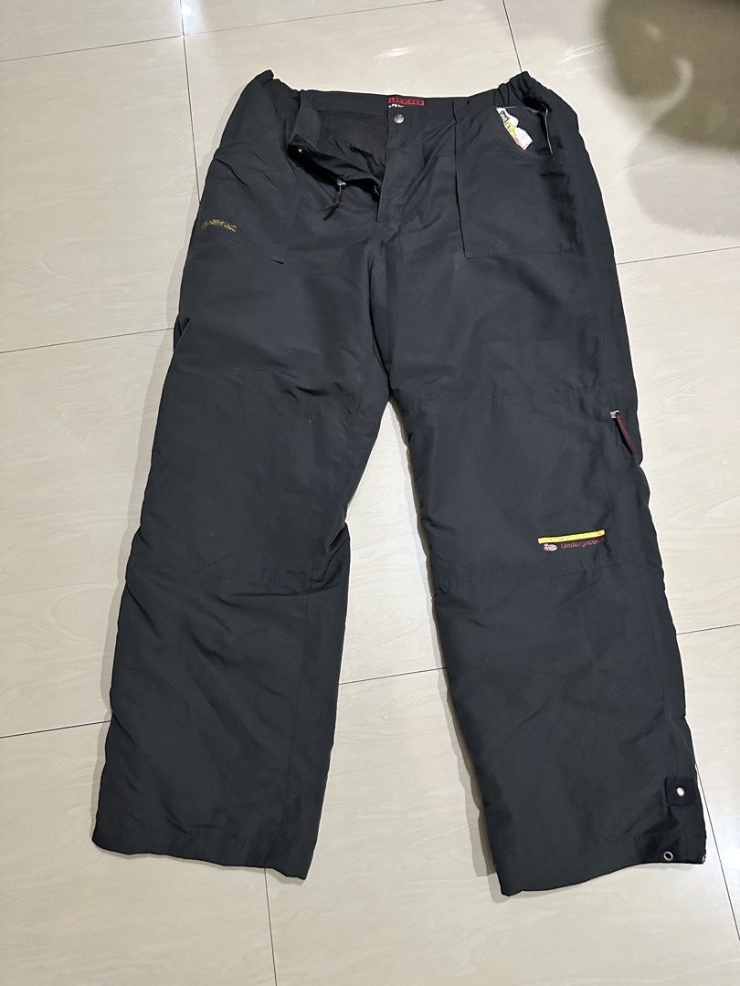 Black Ski Pants (Category: Jeans) located in Manila. Submitted by docards1102 (Listing ID 1459873631, Image 1). Description: 17pcs Pants and shorts Bundle sizes are 32 and 36 For Men All are in good conditions Selling it kasi pumayat na ako.