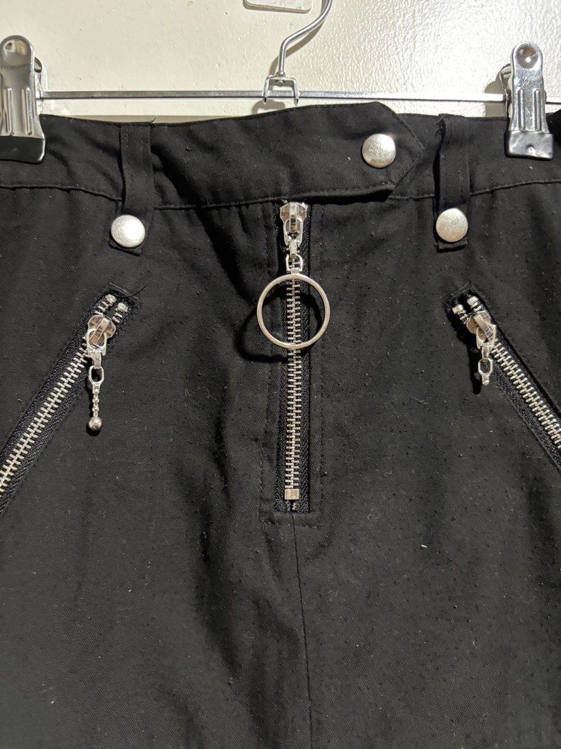Black Skirt (Category: Skirts) located in Cavite. Submitted by aceepreeloved (Listing ID 1459789302, Image 3). Description: Size: S-M Waist: 12 in Hips: 16 in Length: 15 in (Note: Please know and check your measurements. I cannot, most of the time, provide “when worn” because of my job. Please bear with me.).