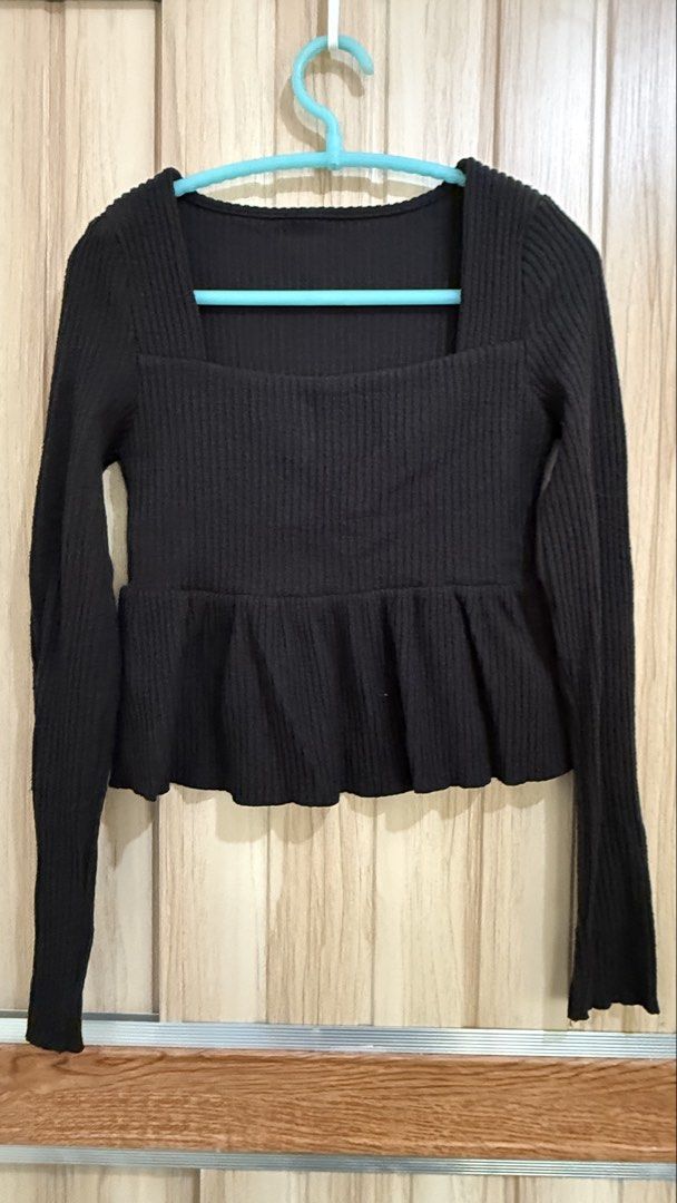 Black Square Neck Peplum Long Sleeve Top (Category: Blouses) located in Odiongan. Submitted by annesrack (Listing ID 1459796002, Image 1). Description: .