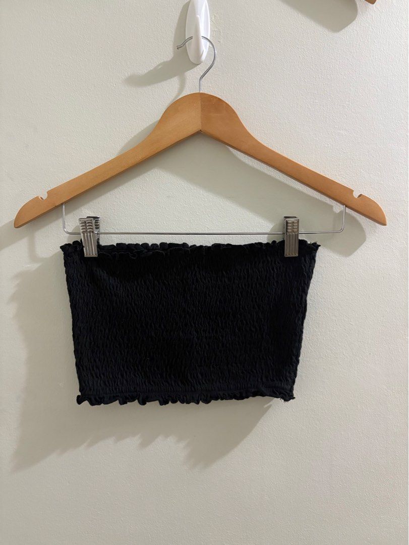Black stretchable tube top (Category: Sleeveless) located in Mandaluyong City. Submitted by ainascloset (Listing ID 1459871214, Image 1). Description: ✔️like new, brand is New Look ✔️buy 1 take 1 on all clothes posted ✔️free sf if you get 5 or more items ✔️sexy casual top 📍 Mandaluyong.