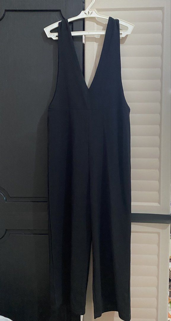 Black V-Neck Wide Leg Jumpsuit (Category: Jumpsuits) located in Manila. Submitted by ravelinn (Listing ID 1459894876, Image 1). Description: Can fit S-M L - 46.5 in/118 cm W - 15 in - Elegant black jumpsuit - Flattering deep V-neckline - Trendy wide-leg design - Versatile for dressing up or down - Effortless and chic style - Has slight unnoticeable himulmol (as shown in the pic).