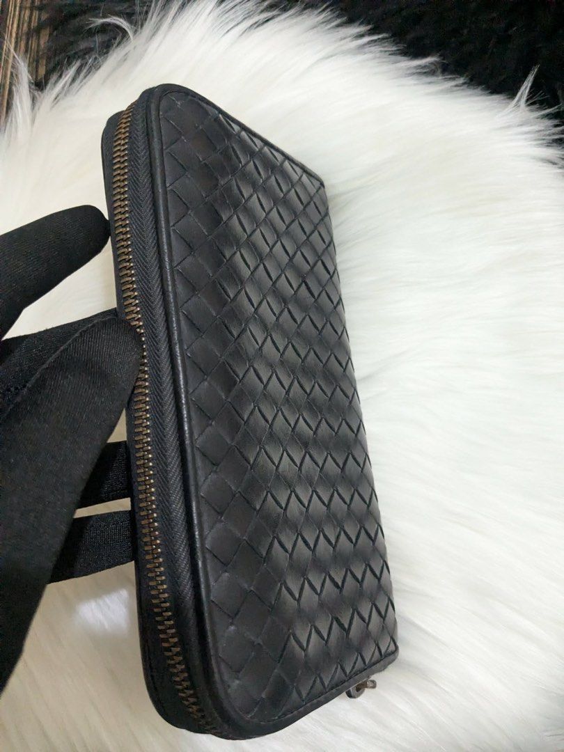 Black Woven Leather Zip Around Wallet (Category: Wallets & Card holders) located in Makati City. Submitted by myleen0411 (Listing ID 1459886736, Image 2). Description: - Black woven leather wallet - Zip-around closure - Multiple card slots and compartments - Smooth working zipper - Ideal for organizing essentials Issue po ung puller lng mura lng po yan palagyan.