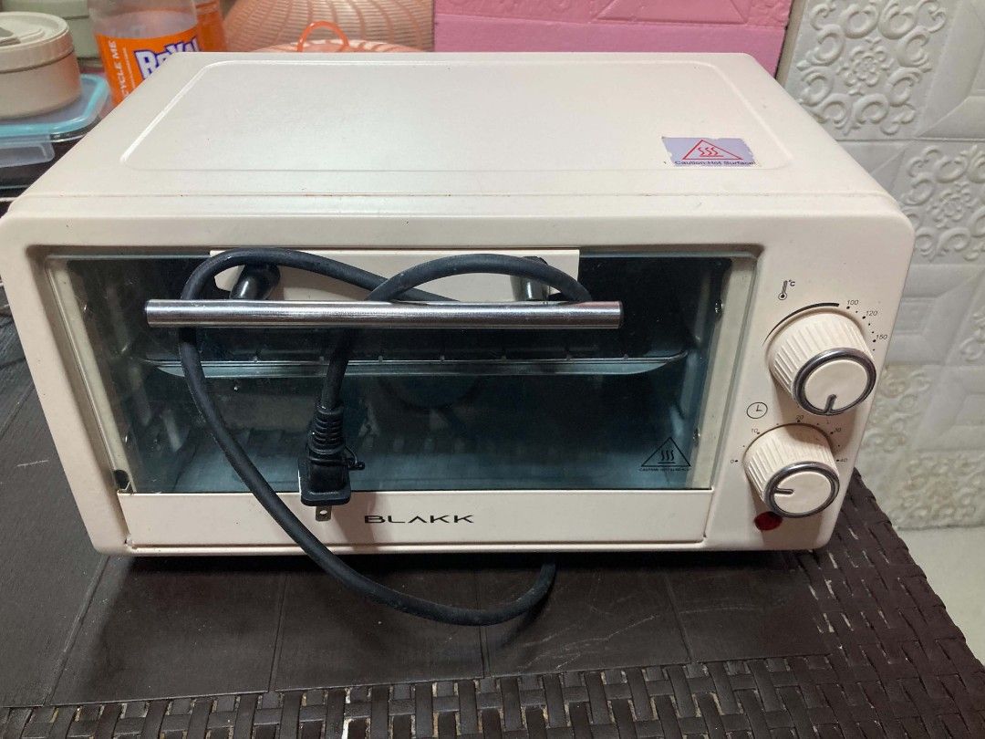 BLAKK Electric Oven (Category: Ovens & Toasters) located in Manila. Submitted by robinsonna54420 (Listing ID 1459737698, Image 2). Description: - Compact electric oven - Ideal for baking and toasting - Features temperature control knobs - Simple and easy to use - Perfect for small kitchens or dorm rooms - In good working condition.