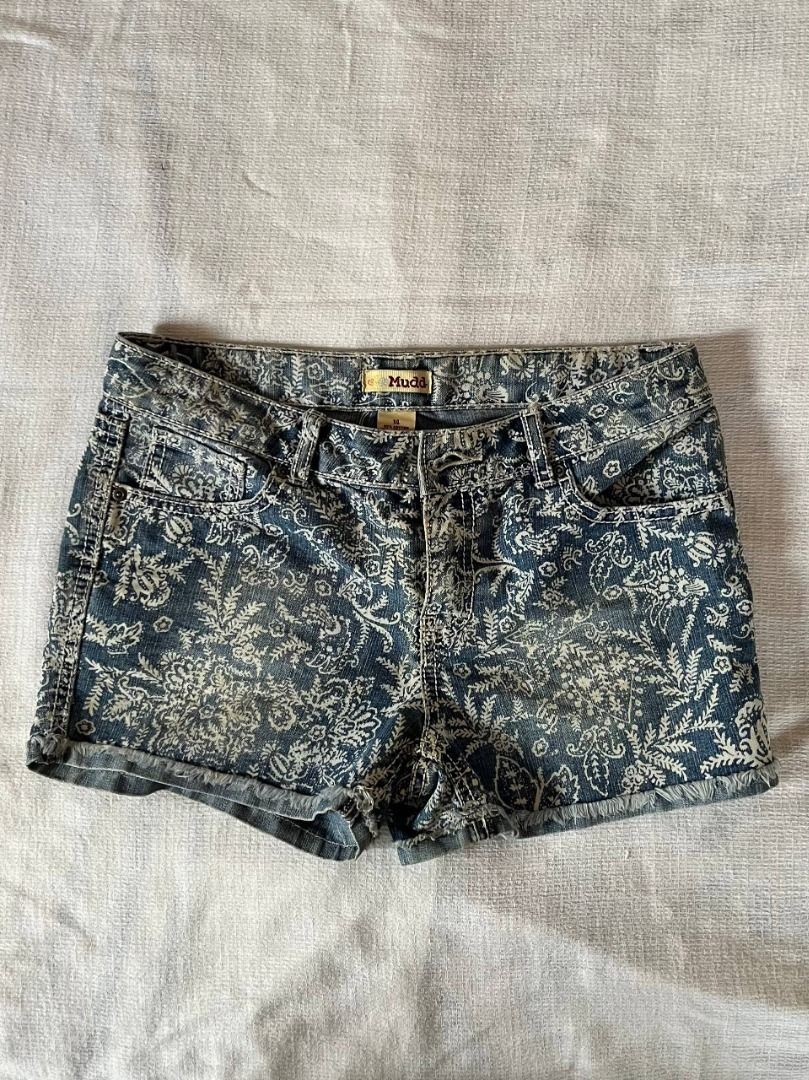 Blue Floral Pattern Denim Shorts (Category: Shorts) located in Caloocan City. Submitted by fishfilei (Listing ID 1459793271, Image 1). Description: Details: • High-quality denim shorts with a charming blue and white floral print • Super gorgeous floral print and is incredibly flattering in person! • Approximate measurements are provided in the photos Mode of Payment (MOP): • GCash • BDO / BPI / Metrobank • Bank transfer via QR code Mode of Delive