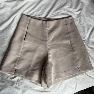 (Category: ) located in . Submitted by the.minimalistcloset (Listing ID 1459706049, Image 1). Description: .