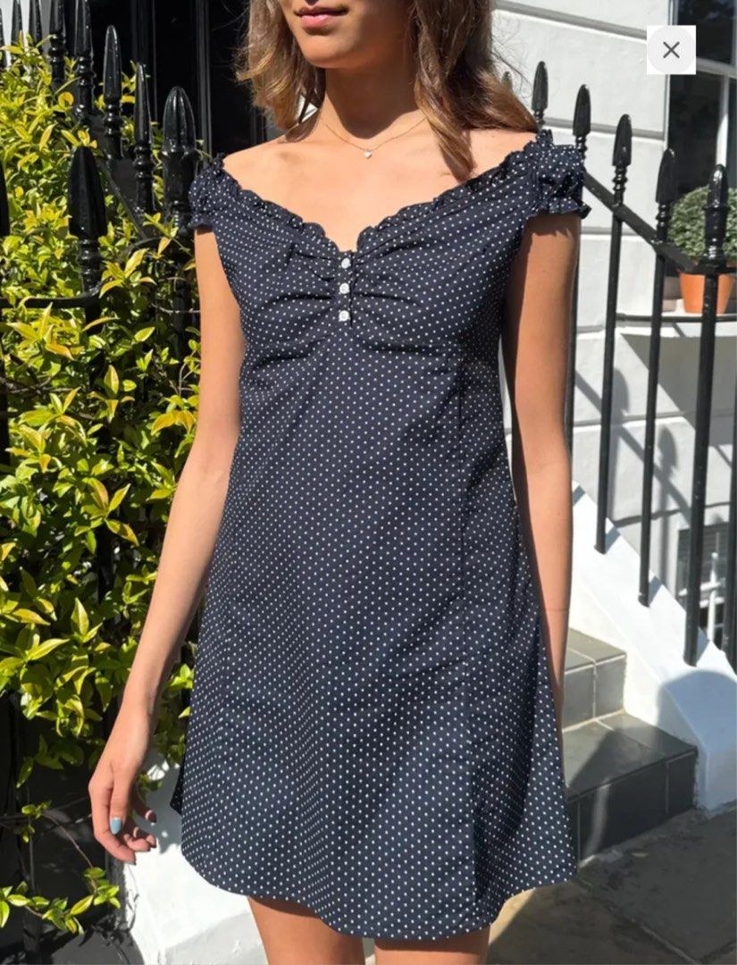 Brandy Melville Black Elena Dress Version (Category: Dresses) located in Quezon City. Submitted by kristinascl0set (Listing ID 1459872038, Image 1). Description: Message for more pics! .