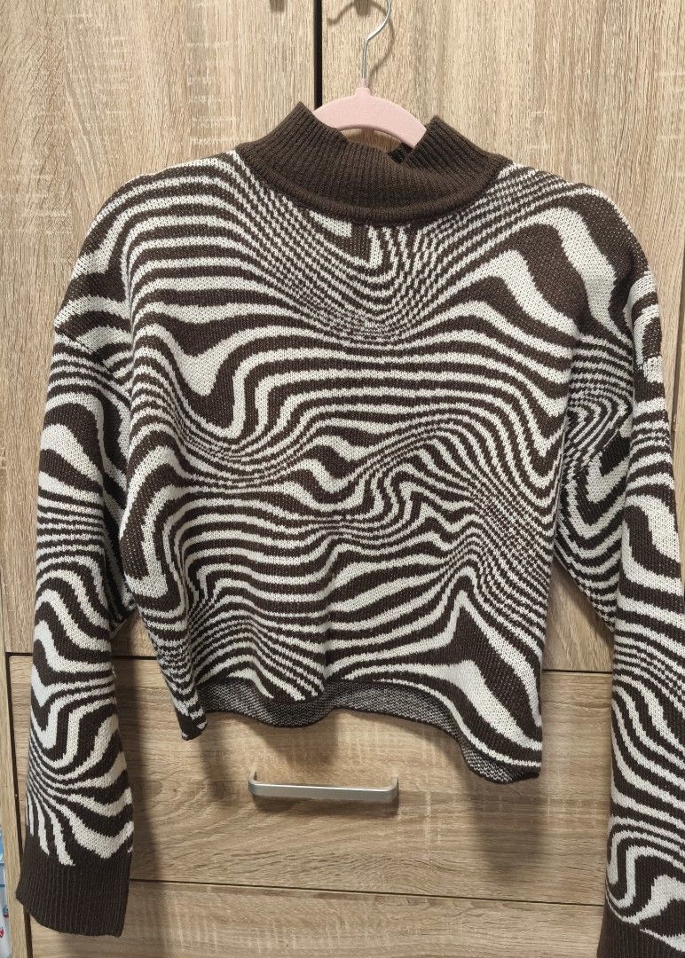 Brown and White Swirl Pattern Mock Neck Cropped Sweater (Category: Longsleeves) located in Dasmarinas. Submitted by alleethrifthauls (Listing ID 1459758322, Image 1). Description: - Unique brown and white swirl pattern - Stylish mock neck design - Trendy cropped fit - Best fits size Small to Medium - Ideal for making a statement - Perfect for chilly weather.