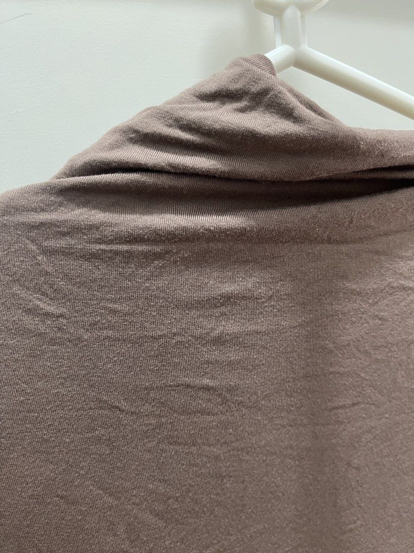 Brown Fitted Turtleneck Long Sleeve Top (Category: Longsleeves) located in Manila. Submitted by declutwtlu_ (Listing ID 1459769901, Image 2). Description: RS: Decluttering (Never worn) Area: Sampaloc, Manila Payment: GCash, payment first Shipping: Angkas, Move It, and lalamove only Shipping fee: Paid by buyer - Basic brown long-sleeved top - Comfortable turtleneck design - Made from soft fabric, ideal for layering - Snug, flattering fit - Versati