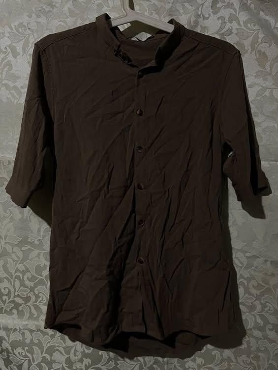 Brown Mandarin Collar Button-Up Shirt (Category: Tshirts & Polo Shirts ) located in Adams. Submitted by d4vid (Listing ID 1459818593, Image 1). Description: - Stylish brown shirt - Unique mandarin collar - Versatile three-quarter sleeves (can be rolled up) - Easy button-up front - Comfortable and casual, ideal for daily wear.