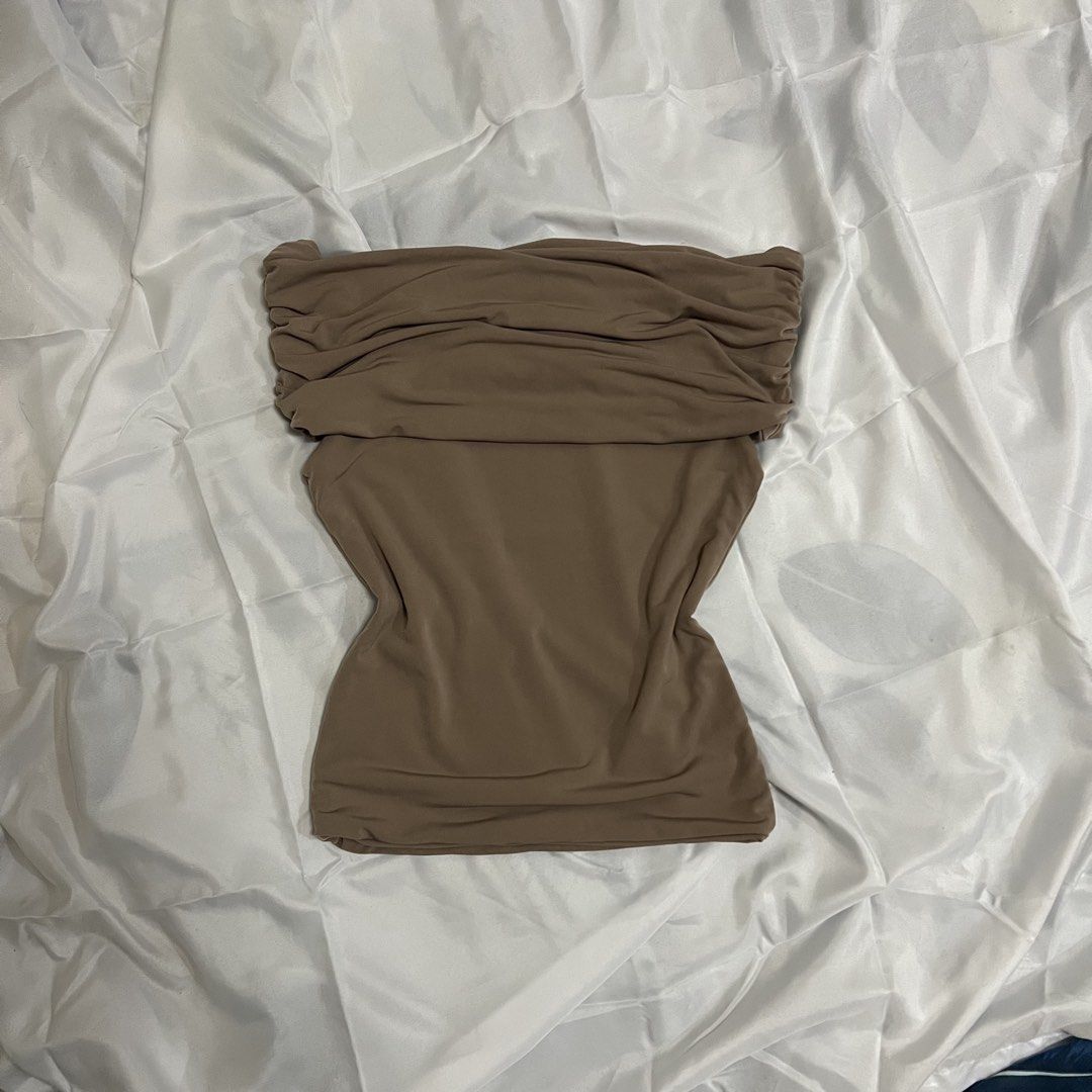Brown Ruched Strapless Tube Top (Category: Others Tops) located in Imus. Submitted by niftees.eco (Listing ID 1459709716, Image 1). Description: - Brown ruched strapless tube top - Made from super soft and stretchy fabric S-M .