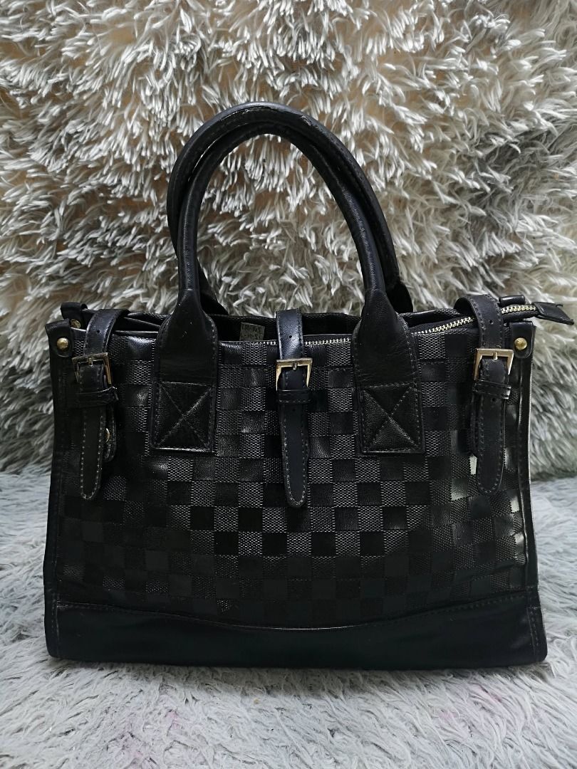 Buckle Strap Across Front Black Plaid Hand Bag (Category: Purses & Pouches) located in Santa Cruz. Submitted by jmy_surplus.2 (Listing ID 1459721048, Image 3). Description: Size ; L - 10.5 W - 13.5 Color ; Black Type ; Hand Bag Brand ; No brand Material ; Leather Style ; Plaid Zipper Closure Hand bag LR 165 JMY 4 Batch #220 AVAILABLE.