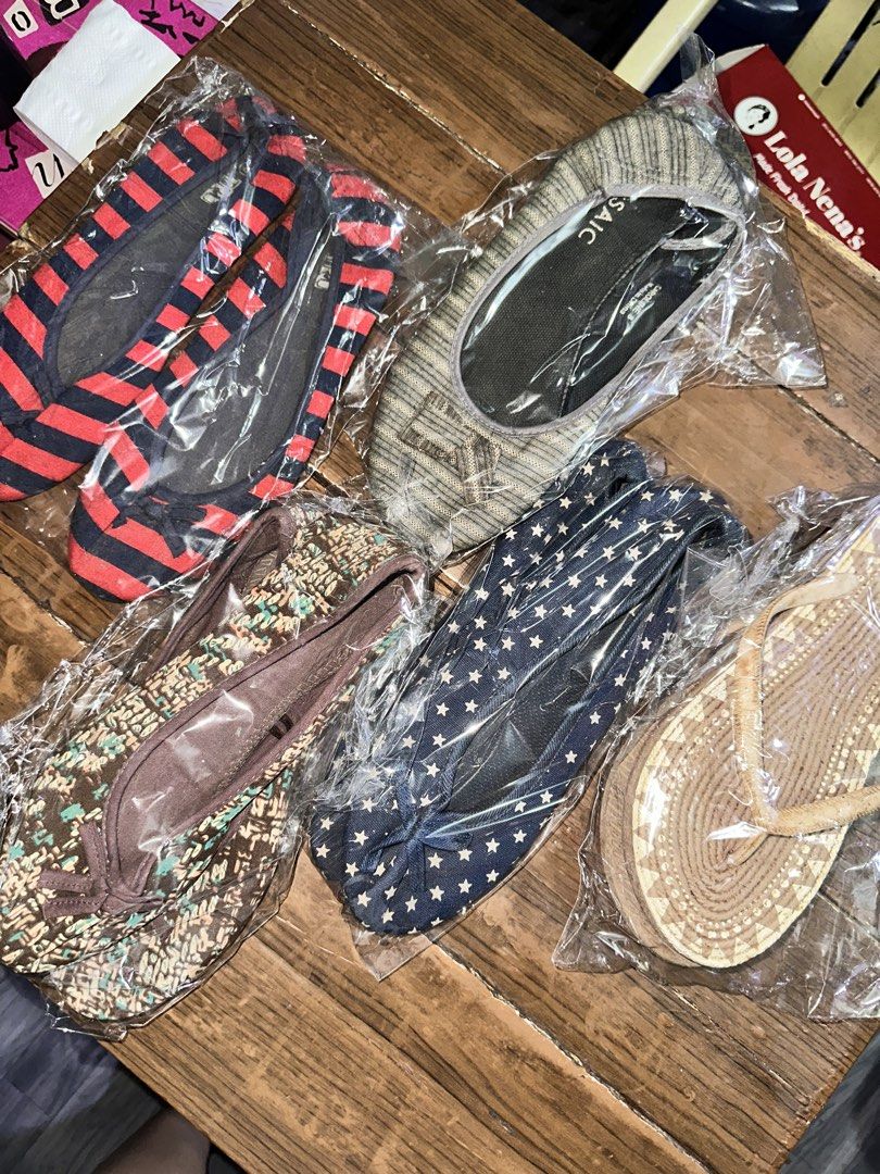 Bundle of 5 Pairs Flats and Flip-flops (Category: Flats & Sandals) located in Manila. Submitted by edgiedge (Listing ID 1459862841, Image 3). Description: - Bundle of 5 pairs of footwear - size 38 - Yes 5 pairs - for only ₱150 ₱150!!! ₱150!!! ₱150!!! 📍Tondo, Manila.