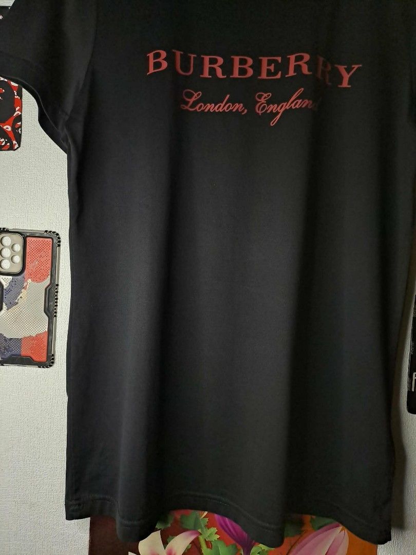 Burberry Script Logo (Category: Shirts) located in Manila. Submitted by yaseen_73 (Listing ID 1459706603, Image 3). Description: Burberry Script Logo Printed Burberry London England Short Stretch Sleeve Unisex - Black - Cotton💯 - Medium - Measurements (See Photo) - 9.9/10 Color Rate - Flawless - Nearly New Condition 850 or Best Offer Courier : J&T Lalamove MOP : GCash No COD Seller's Location : 📍Brgy. Pansol, Q.C.