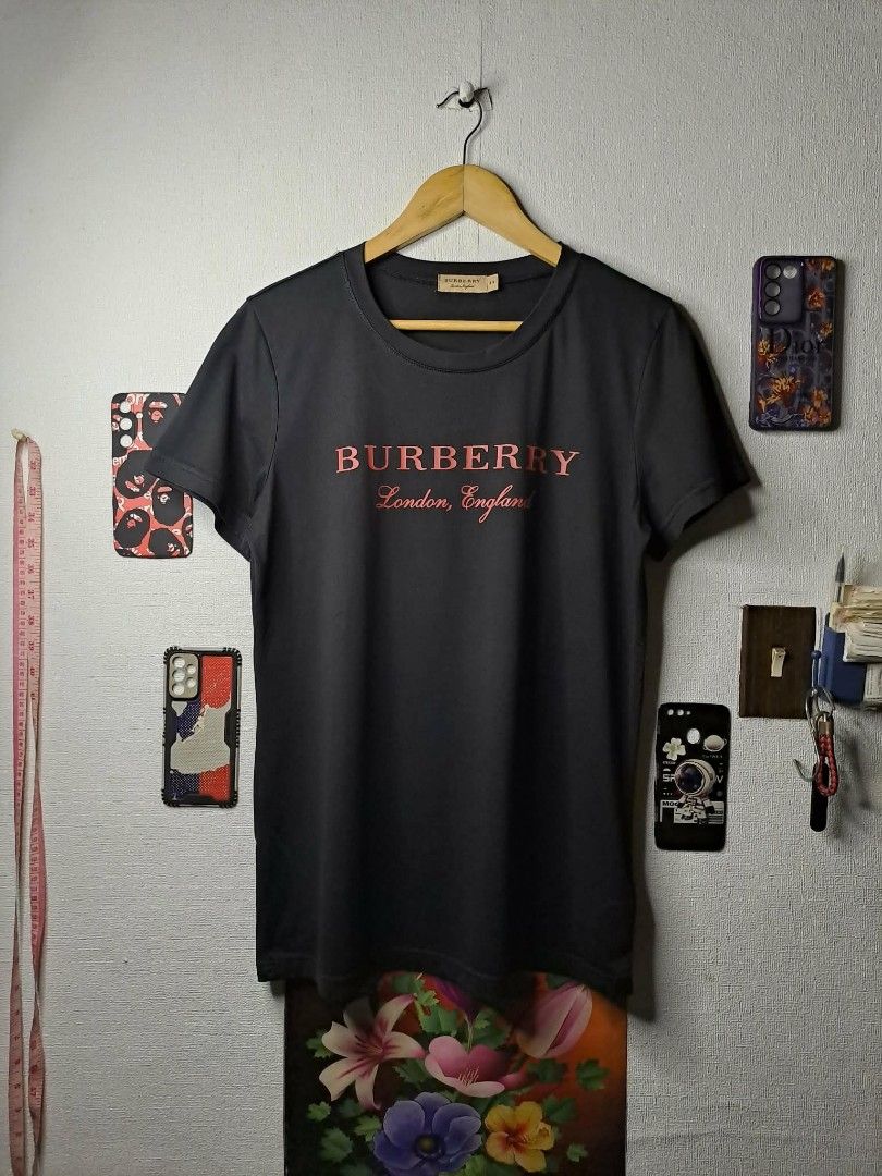 Burberry Script Logo (Category: Shirts) located in Manila. Submitted by yaseen_73 (Listing ID 1459706603, Image 1). Description: Burberry Script Logo Printed Burberry London England Short Stretch Sleeve Unisex - Black - Cotton💯 - Medium - Measurements (See Photo) - 9.9/10 Color Rate - Flawless - Nearly New Condition 850 or Best Offer Courier : J&T Lalamove MOP : GCash No COD Seller's Location : 📍Brgy. Pansol, Q.C.