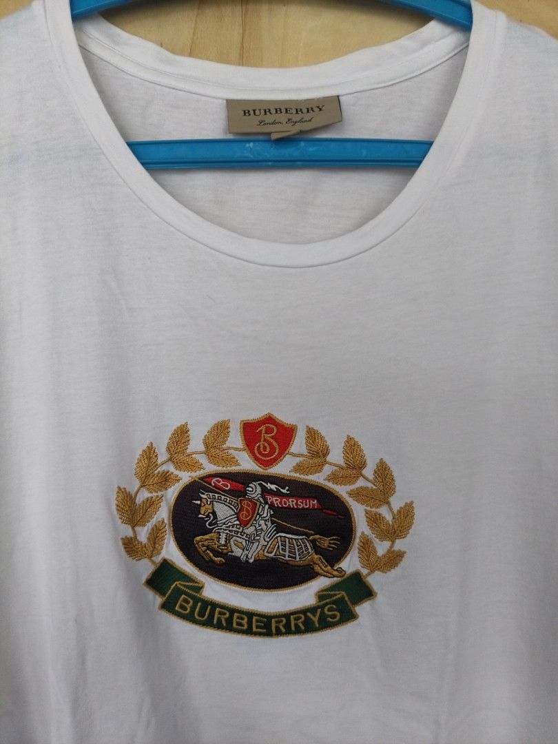 Burberry white tee (Category: Tshirts & Polo Shirts ) located in La Carlota. Submitted by a_leam_art (Listing ID 1459760652, Image 2). Description: Embroidered logo 📍Dimes: W21 x L28 (L on tag) 📍Condition: Excellent (as new) 📍Issue: --- 📍Color rate: 10/10.