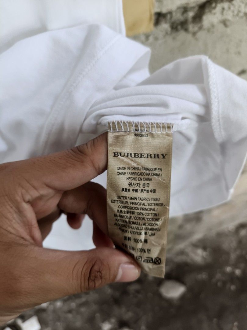 Burberry white tee (Category: Tshirts & Polo Shirts ) located in La Carlota. Submitted by a_leam_art (Listing ID 1459760652, Image 3). Description: Embroidered logo 📍Dimes: W21 x L28 (L on tag) 📍Condition: Excellent (as new) 📍Issue: --- 📍Color rate: 10/10.