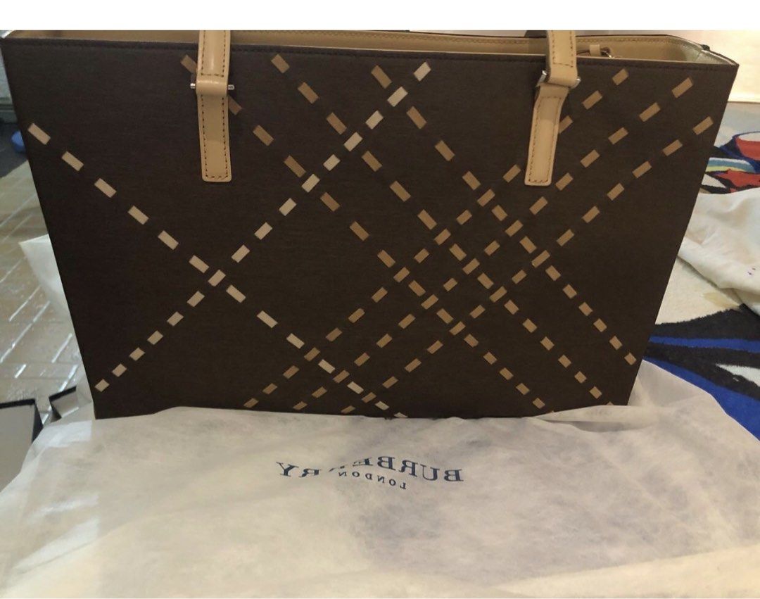 Burberrys tote bag (Category: Luxury Bags & Wallets) located in Rizal. Submitted by collectionslove (Listing ID 1459745381, Image 1). Description: Brandnew Complete.