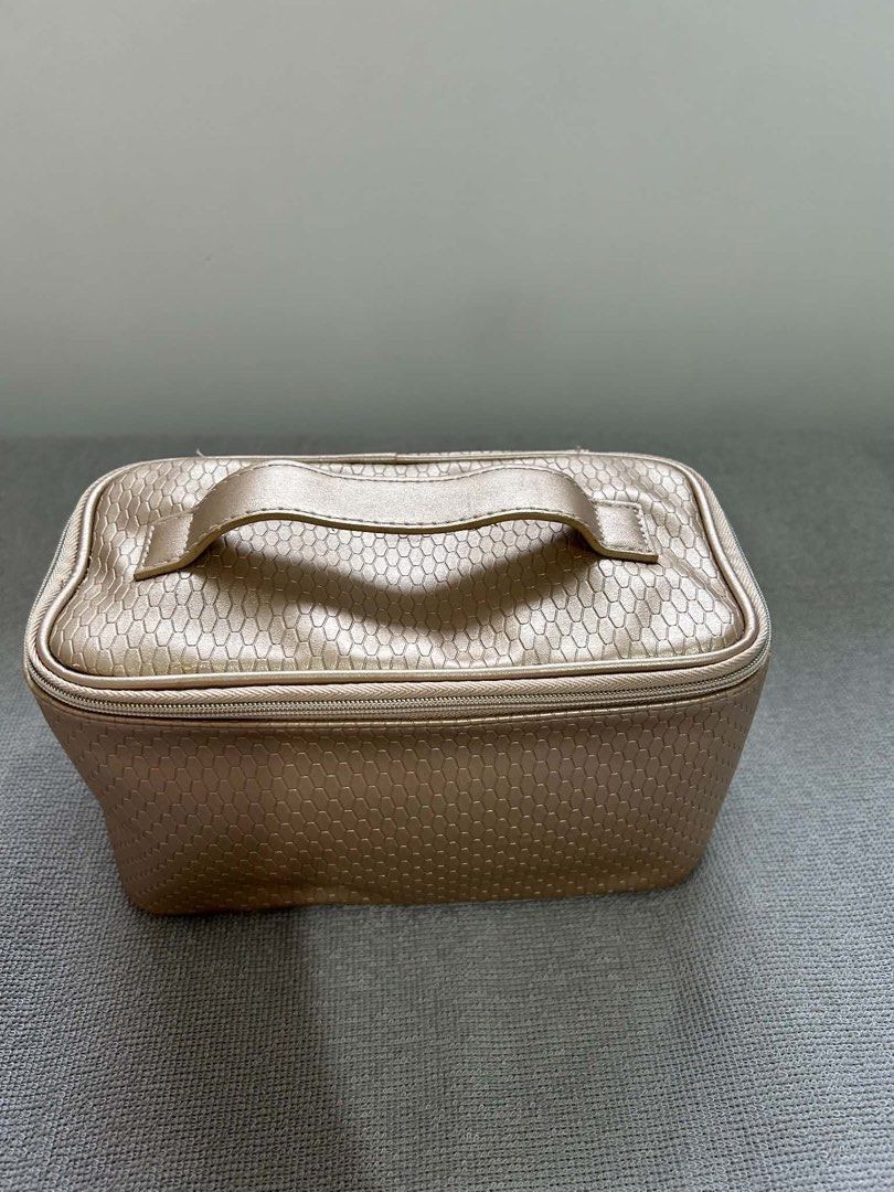 Bvlgari Pouch (Category: Luxury Bags & Wallets) located in Imus. Submitted by justinelouis (Listing ID 1459793316, Image 1). Description: .