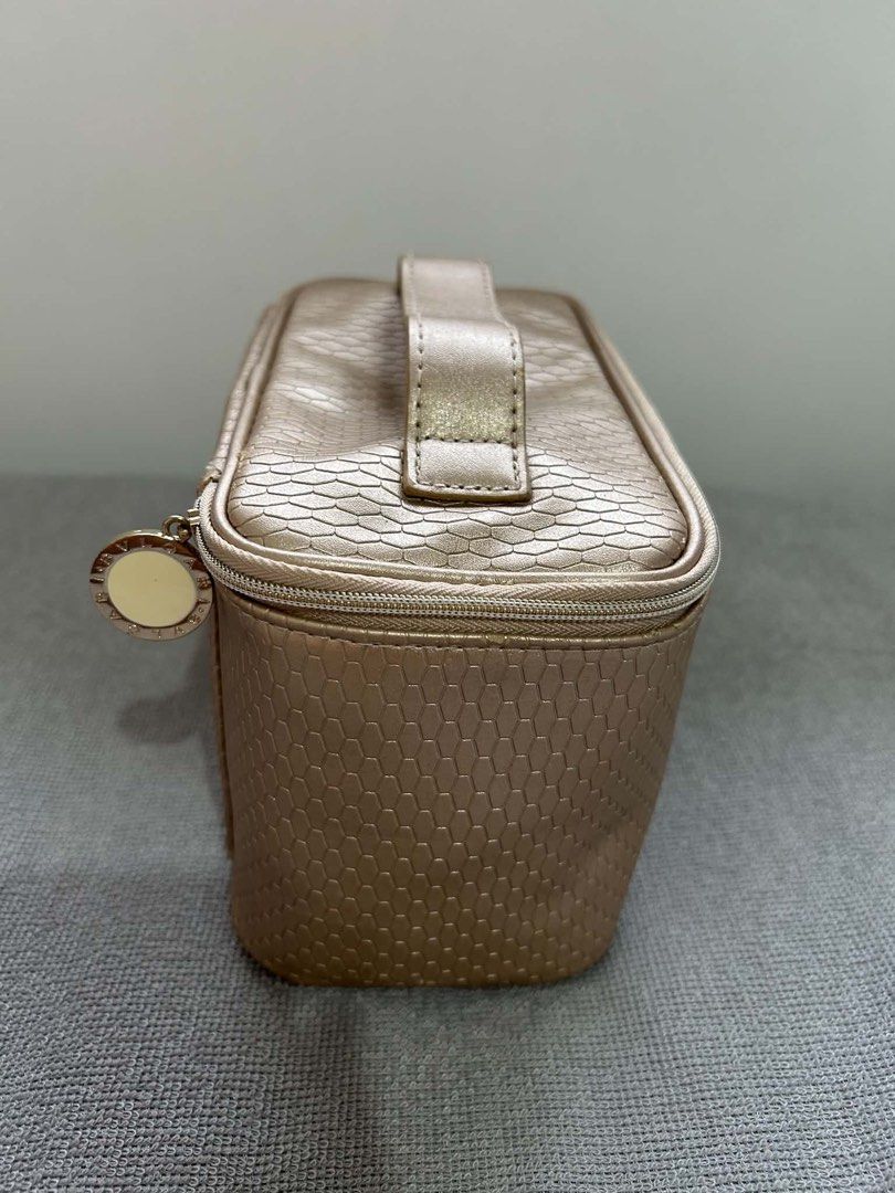 Bvlgari Pouch (Category: Luxury Bags & Wallets) located in Imus. Submitted by justinelouis (Listing ID 1459793316, Image 2). Description: .