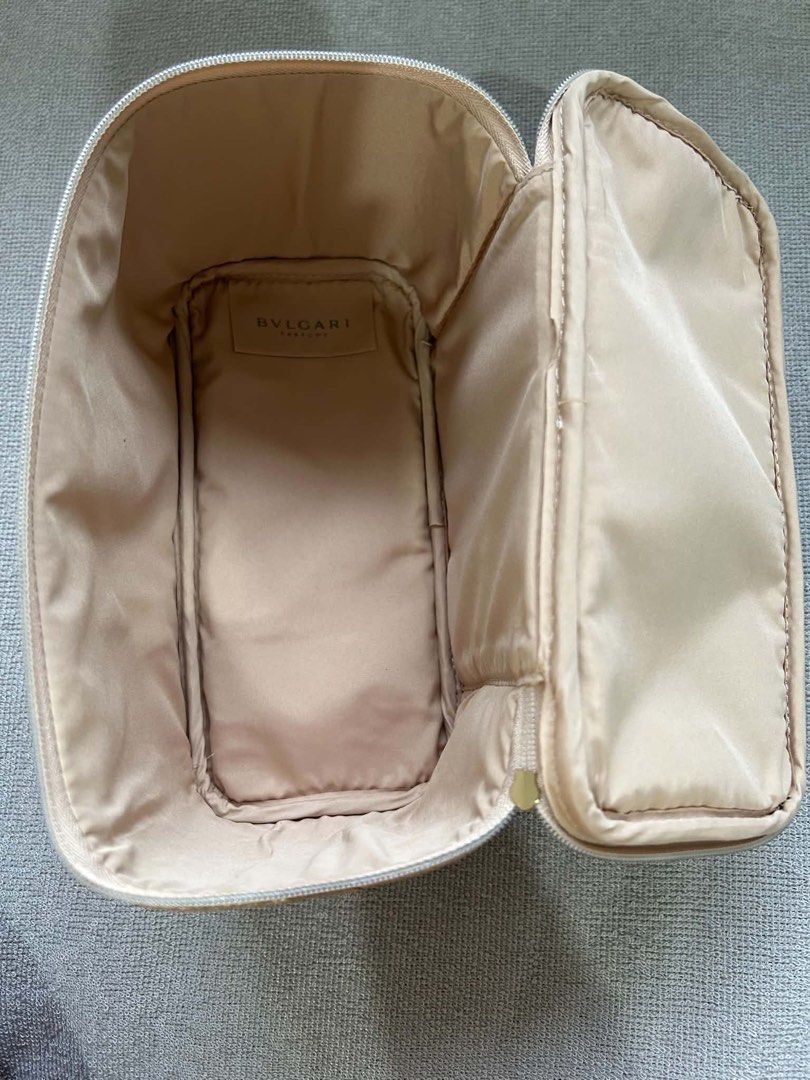 Bvlgari Pouch (Category: Luxury Bags & Wallets) located in Imus. Submitted by justinelouis (Listing ID 1459793316, Image 3). Description: .