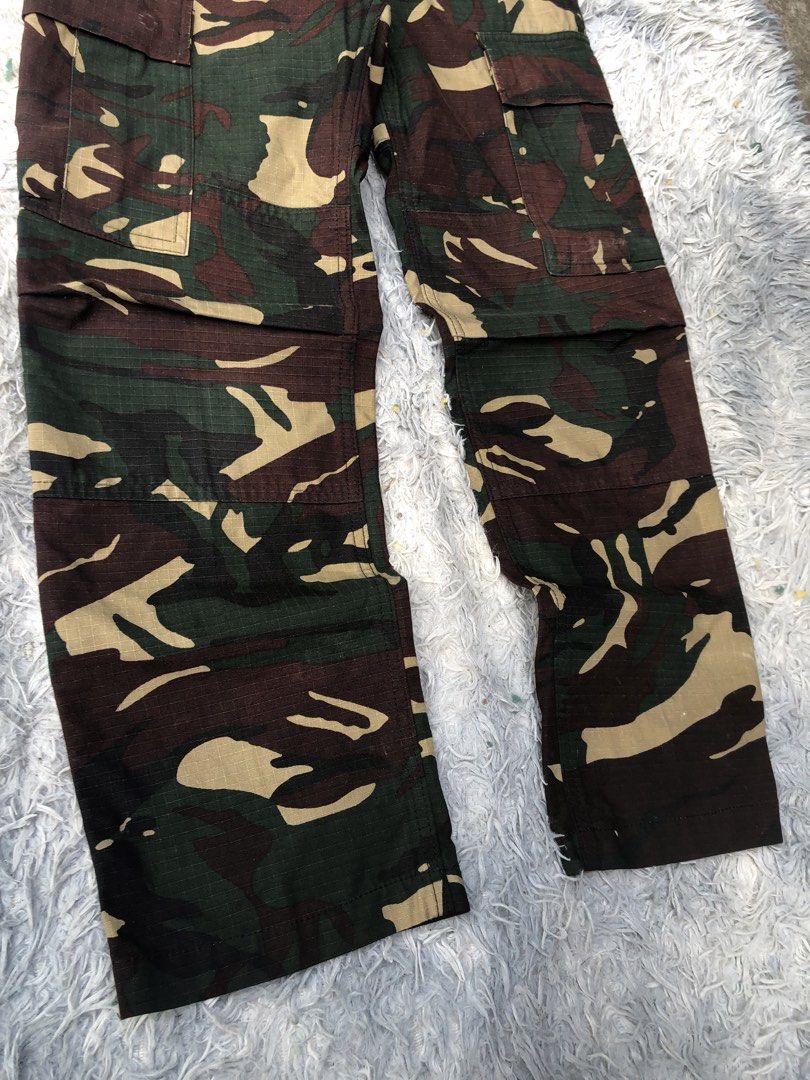 Camou 6 pocket pants (Category: Jeans) located in Bato. Submitted by f1ysthrift (Listing ID 1459759399, Image 3). Description: 28-30 waistline 37 Length 7 leg opening.