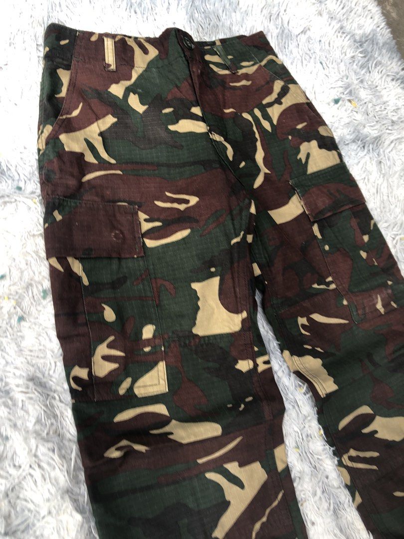 Camou 6 pocket pants (Category: Jeans) located in Bato. Submitted by f1ysthrift (Listing ID 1459759399, Image 2). Description: 28-30 waistline 37 Length 7 leg opening.